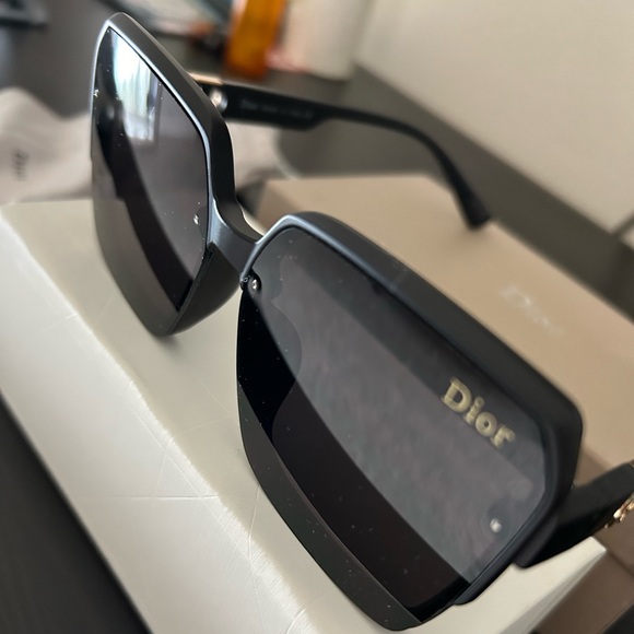 Sunnies - Picture 3 of 5